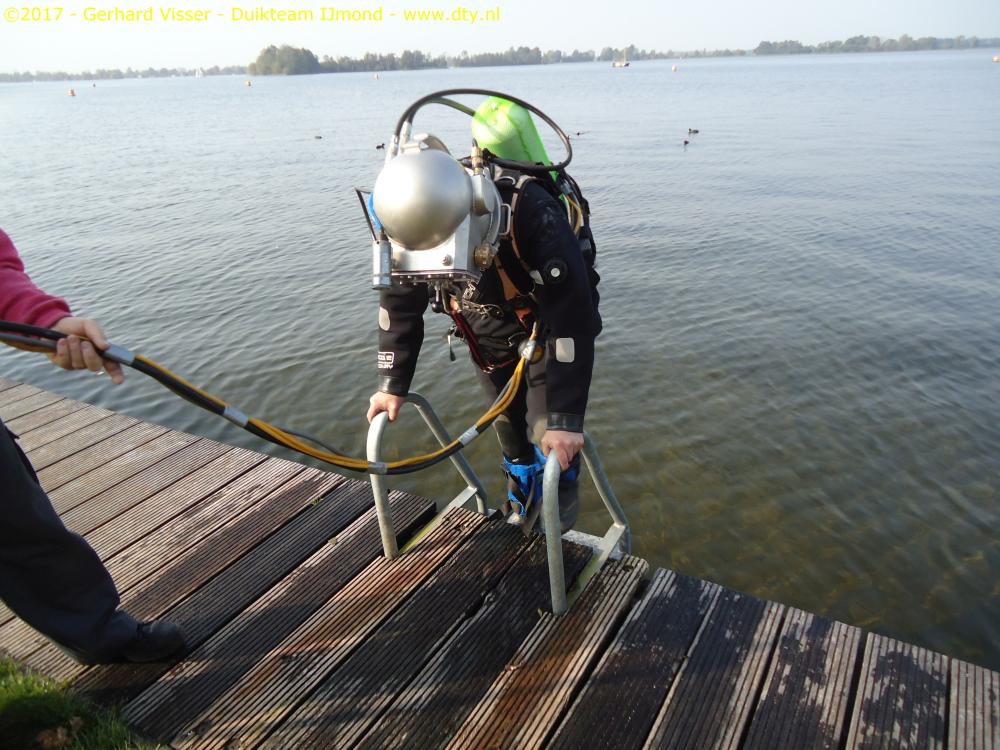 helmduiken bij duikteam ijmond