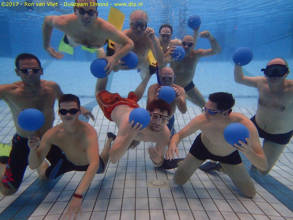 De duikopleiding in het zwembad bij duikteam ijmond